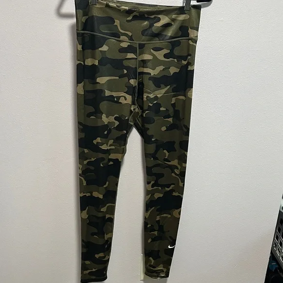 Nike Camo Leggings - Green and Black - Picture 3 of 10